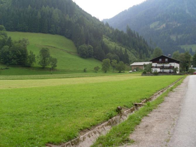 Gegenanflug parallel zur Stromleitung und Queranflug über dem Haus, dann klappt es ganz gut.