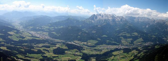 Panorama aus der Vogelperspektive Richtung Hochkönig (W) aus 2700m. Im linken Bildteil liegt Bischofshofen.