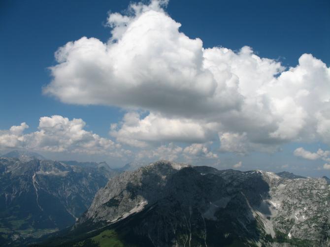 Vom Weststartplatz abgehoben, mit Blick in Richtung Nord zum Tennengebirge.