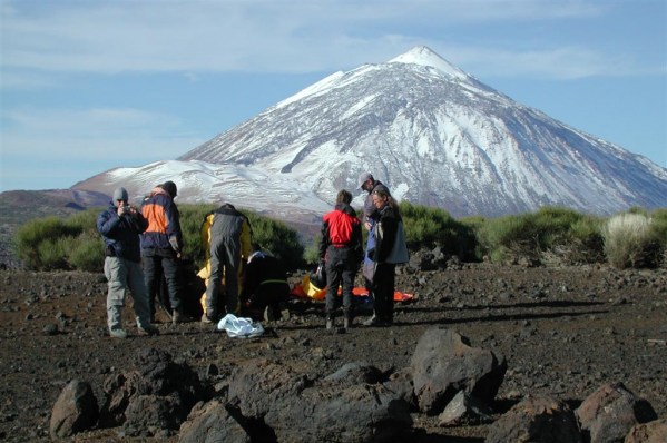 ...und so wollen wir es nicht :
Durch die Düse ins Lee geraten.
Die Leefalle hatte zugeschlagen und der Pilot sein Können überschätzt:
Unfall am Südstartplatz Izana.
Nov.2004