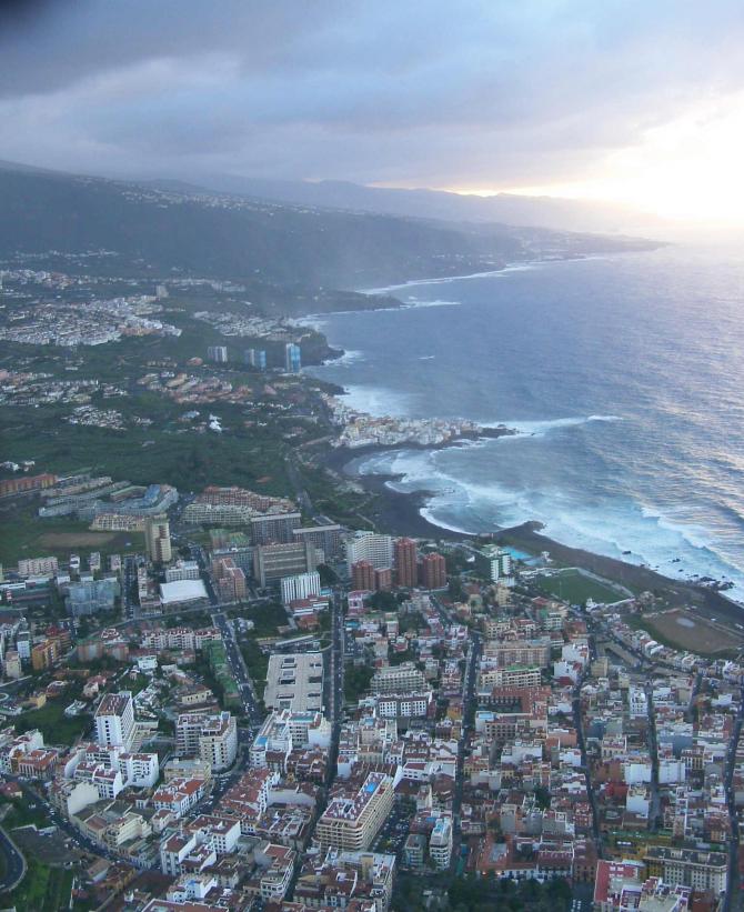 Nach Sreckenflug vom Nordosten:
Landeplatz Puerto de la Cruz in Sicht.
Hochhäuser soaringfähig
( wenn man nach mehreren Stunden noch Lust hat. Dez 2003
