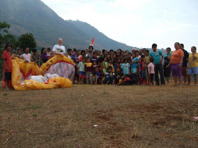 Bei einer Aussenlandung hat man schnell Gesellschaft....

August 2008