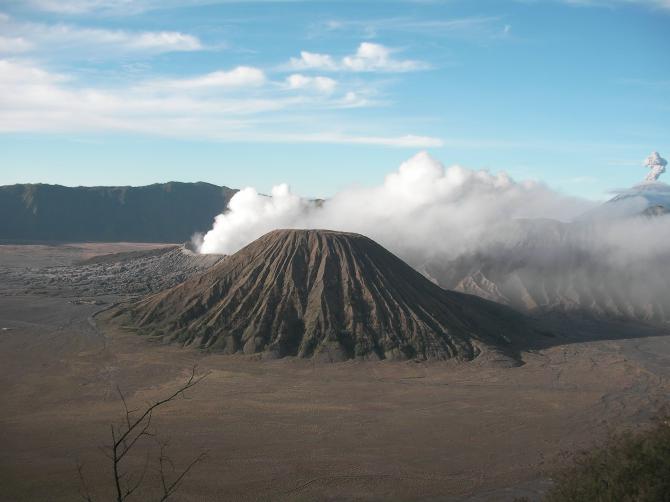 der Bromokrater, rechts im hintergrund der zum zeitpunkt der tour aktive nachbarvulkan
