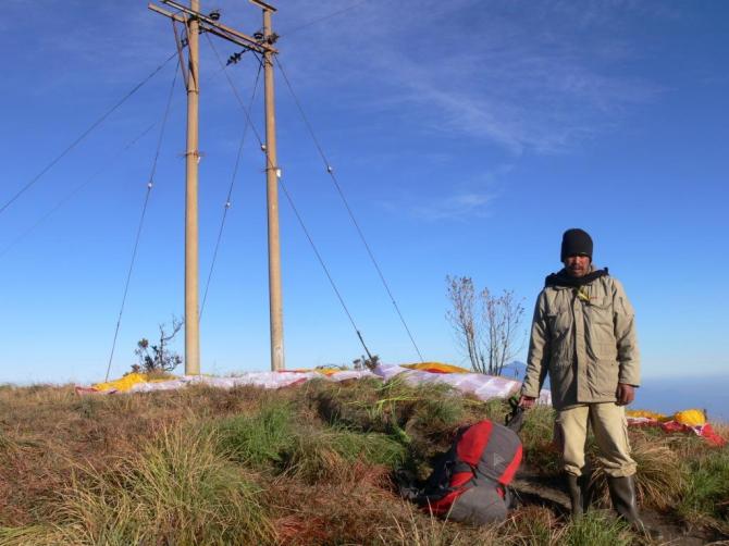 Der Startplatz in der Nähe der Aussichtsplattform mit einer Stromleitung direkt dahinter.