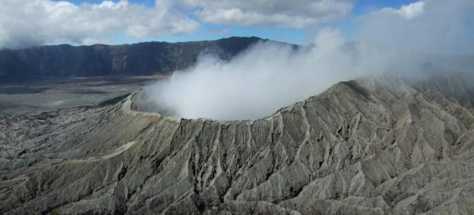 Blick vom Gipfel des Gunung Batuk zum Bromo Krater
