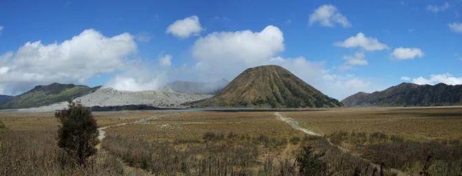 In der Tengger-Kaldera mit Blick auf Bromo und Batuk