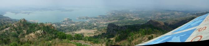 Rampe und Blick auf die vorgelagerten Felsen und den See

August 2008