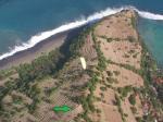 Paragliding Fluggebiet Asien » Indonesien,Candi Dasa (Bali),Candi Dasa. Terrassenstart siehe Markierung.
Nach einer Strandlandung unterhalb des Takeoffs kann man (nur) bei Ebbe um den Bergfuss(rechts oben) herum gehen, um zurück nach C.D. zu gelangen.