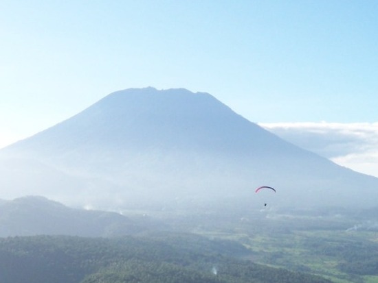 Blick zum 3100m hohen Mnt. Agung beim Soaren oder Thermik in Candi Dasa.