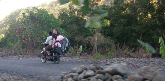 2008 bekam man für 25.000rp=2,5$ von den Locals einen Mopedlift von Bug-Bug Beach zurück nach C.D.