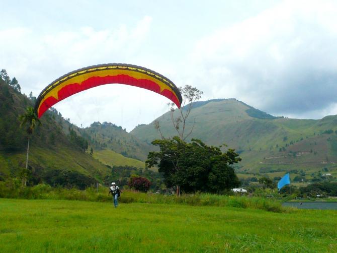 Blick vom Landeplatz zum Startplatz oben knapp unter der Bergkuppe

Januar 2008