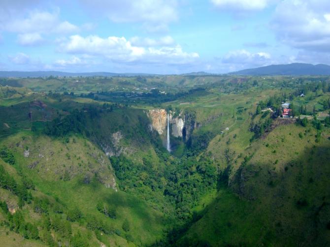 Blick auf den Sipiso-Piso Wasserfall.
