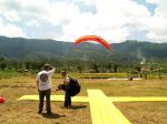 Paragliding Fluggebiet Asien » Indonesien,Maninjau,Am Landeplatz. Der Startplatz befindet sich unter der Baumgruppe die oben rechts an der Kuppe zu sehen ist.

Fly 4 Fun, May 2007