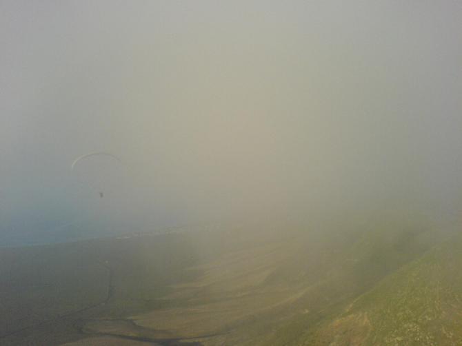 ...wenn sich eine zu dicke Wolke bildet dann Höhe abbauen und unter die Wolke- die Sicht ist sonst schnell versperrt...