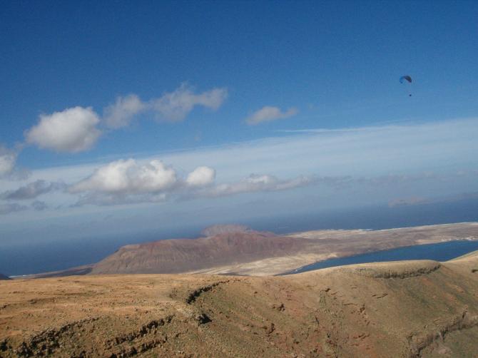 In 2 Wochen war es nur an einem Tag hier fliegbar - und so schön. Blick nach La Graciosa