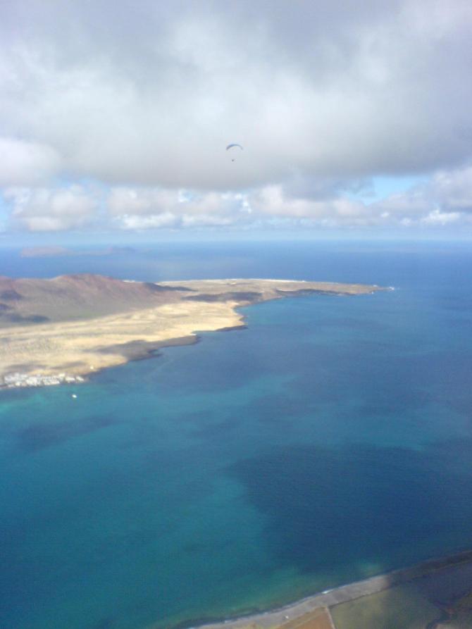... Wer einmal das Stück geflogen ist will immer wieder, an diesem Tag hat Bernd gleich die guten Bedingungen genutzt und ist nach La Graciosa rüber geflogen um anschließend wieder nach Lanzarote zurück zu kehren...:-) 23.2.2008
