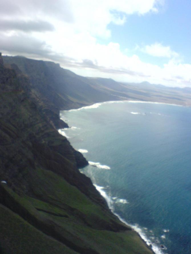 ..Hier ein Blick auf halber Strecke zurück ins Risco...23.2.2008 nach und nach waren auch immer mehr Drachen mit uns auf dem Weg - wie immer herzlich winkten Sie uns zu .. und wir wussten auch Sie hatten einen schönen, ausgiebiegen Flugtag...