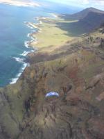 Paragliding Fluggebiet Europa » Spanien » Kanarische Inseln,Lanzarote - Mirador del Rio,...Bernd weit unten und dann wieder oben...