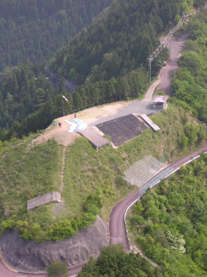 Man beachte das Netz über der Strasse (für Startabbrüche...)