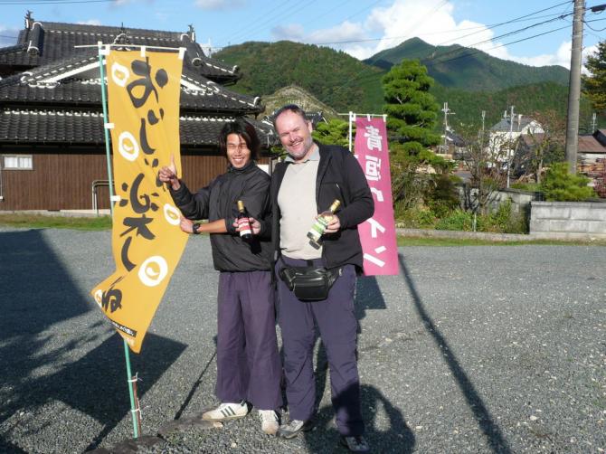 dass hier auch verschiedene Weine angebaut werden, war mir unbekannt. Doch schenkte mir der Weinbauer 2 Flaschen, so dass diese Wissenslücke nun beseitigt ist ;-)