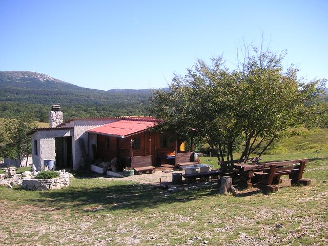 Hütte für den gemütlichen Teil am Startplatz. Sanitäre Anlagen vorhanden.