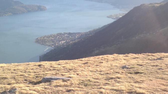 ein paar Bilder vom Startplatz,
es gibt unten in Sorico zwei Landeplätze, einmal ein oft ausgetrocknetes Flussbett mit Sand und zum zweiten im Hafen eine grosse Wiese.
Monte Mezzo ist auch zum Soaren und Streckenfliegen geeignet. Gleitschirmflieger sollten daran denken, dass gegen Mittag unten ein Talwind einsetzt der sehr stark sein kann. Wenn man schöne und ruhige Flüge bevorzugt am frühen morgen oder abends starten. Top Landing ist möglich.