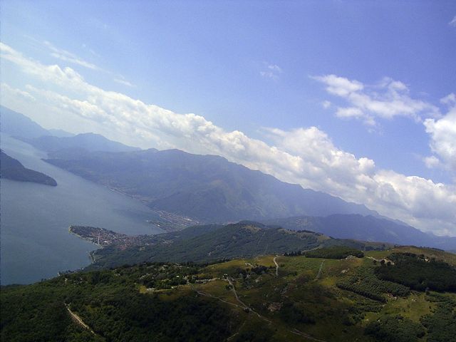 Blick von Bullagio nach Monte Mezzo 
rechts oben der Startplatz, unten Domaso (gerade nicht sichtbar: Gera Lario)