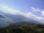 Paragliding Fluggebiet Europa » Italien » Lombardei,Monte Mezzo (Lago di Como),Blick von Bullagio nach Monte Mezzo 
rechts oben der Startplatz, unten Domaso (gerade nicht sichtbar: Gera Lario)