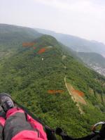 Paragliding Fluggebiet Asien » Japan,Ogoshi Flight Area,Gefahren werden kann direkt zum West-TO; oder aber bis zu den Antennen am Grat für den Ost-TO. Dann noch knapp 10min zu Fuss.