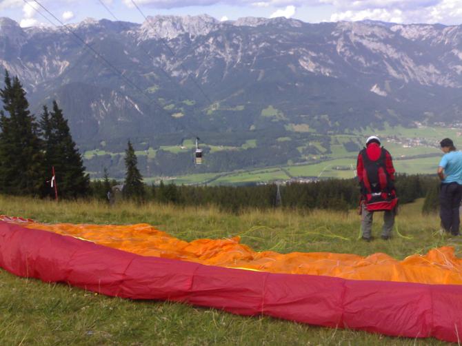Pistenstartplatz unterhalb der Bergstation. Achtung! unmittelbar links vom Startplatz führt Gondel vorbei!