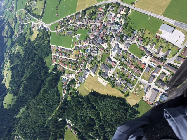 Im Hintergrund der Landeplatz, die rechteckige Wiese