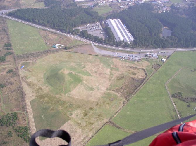 Landeplatz mit "Pyramide" und Klubhaus (rechts oben)