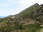 Paragliding Fluggebiet Europa Spanien Katalonien,Sant  Pere de Roda,Blick zum Kloster und dem SP NE oben bei der Ruine.
Aug.2007, T.Uhlmann