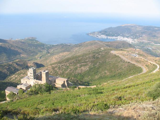 Blick auf das Kloster vom Startplart aus. Im Hintergrund: Port de la Selva