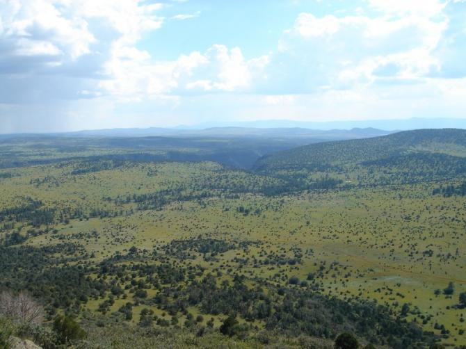 Aussicht vom Startplatz nach SW auf den "Landeplatz". Im Hintergrund der Wet Beaver Creek Canyon.