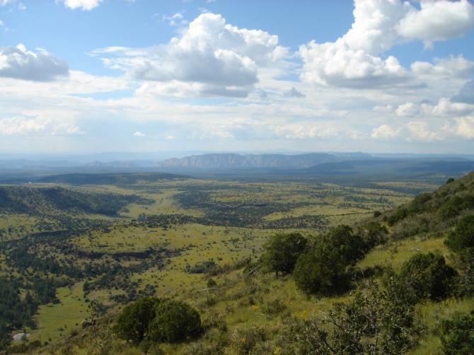 Blick vom Startplatz nach Westen auf die Felsen bei Sedona