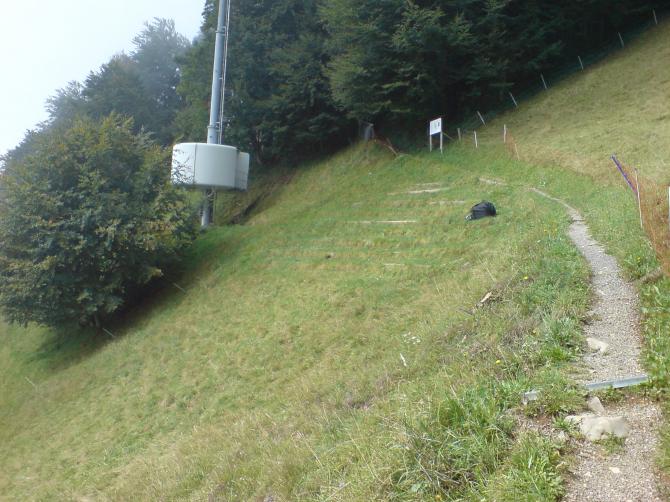 Startplatz Süd (unmittelbar östlich der Bergstation). Die Terassierung verhindert das Abrutschen des ausgelegten Schirms. (02.09.07)
