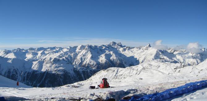 Schistartplatz Idjoch mit Blickrichtung WEST !! 
Das schwarze Gebäude
rechts im Bild ist die Bergstation
derPardatschgratbahn ( Pardorama )
mit den Startplätzen rundherum
