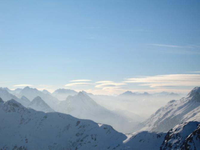 Pardatschgrat nach West:
Richtung Vorarlberg föhnelt es !!
( Febr.06)
