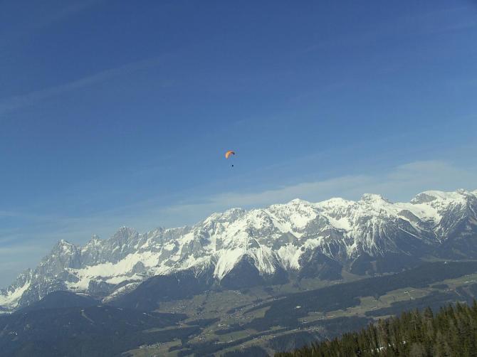 Flug vom Hochwurzen in Richtung Landeplatz Pichl. Im Hintergrund der Dachstein...