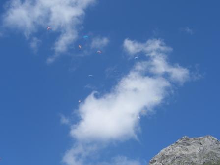 Brisen mit Piloten im Hintergrund