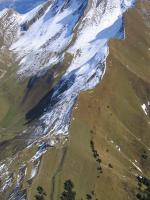 Paragliding Fluggebiet ,,Der Haldigrat aus der Luft mit dem Startplatz und der Bergstation.