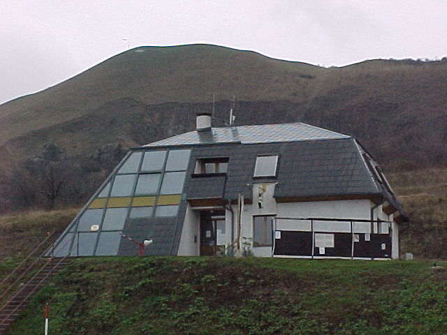 das ist das lokal was am fuss des berges steht 
vermieten zimmer und man kann dort auch duschen