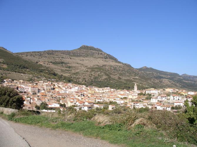 Blick auf den Berg mit den kleinen Ort Bortogali im Vordergrund.
