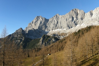 Blick von der Mautstrasse Richtung Dachstein Südwand im Herbst

www.flymozart.at