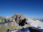 Paragliding Fluggebiet Europa Österreich Steiermark,Dachstein,Von der Bergstation ist der Startplatz nicht zu sehen. Er befindet sich westlich der Gondel neben einem Felsen. Es sind Windanzeiger vorhanden. Ein Start ist nur bei absolut perfekten Bedingungen zu empfehlen (ab 10 km/h Süd Wind) und ist zur Zeit ein Klippenstart.
Bild vom 17.09.2014