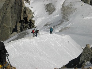 Der steile Abstieg auf der Krete von der Bergstation Aiguille du Midi zum Startplatz und die Highlights des Fluges können auch als spannendes Video  betrachtet werden.