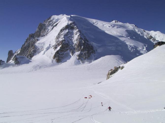 Blick von der Aiguille du Midi auf den Mont Blanc du Tacul mit Cosmiques-Hütte. Wer auf den Mont Blanc will muss erst diese Hürde und den Mont Maudit überwinden.