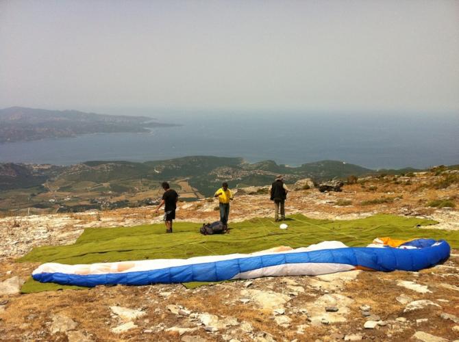 der geräumige Startplatz am Pigno mit Blick auf den Golf von St Florent. Beim Toplanden auf die Antennenanlage und den Stacheldraht achten !!!