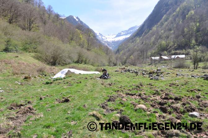Landeplatz auf den Wiesen neben der Maison du Valier